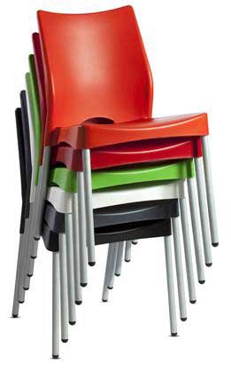 cadeira plástica empilhável.