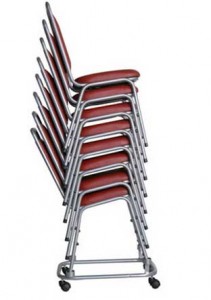 Cadeira Empilhável Estofada STH - Detalhe do Empilhamento no Carrinho