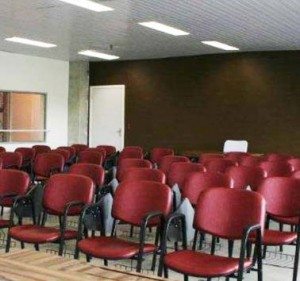 Auditório Com Cadeiras Empilháveis Estofadas - Com Prancheta